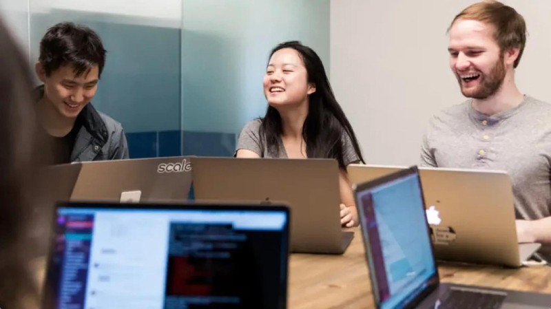 Alexander Wang (bên trái) cùng các đồng nghiệp tại công ty Scale do anh sáng lập (ảnh: FBNV) Alexander Wang (bên trái) cùng các đồng nghiệp tại công ty Scale do anh sáng lập (ảnh: FBNV)