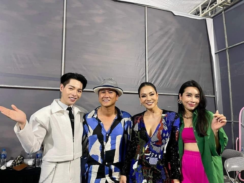 Nhạc sĩ Hồ Hoài Anh có một chiếc áo giống hệt