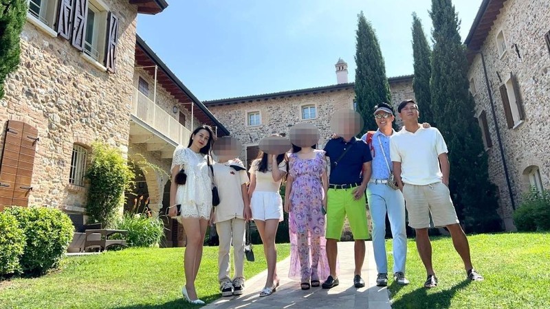 Gia đình nhạc sĩ Hồ Hoài Anh và diễn viên Hồng Đăng du lịch Majorca