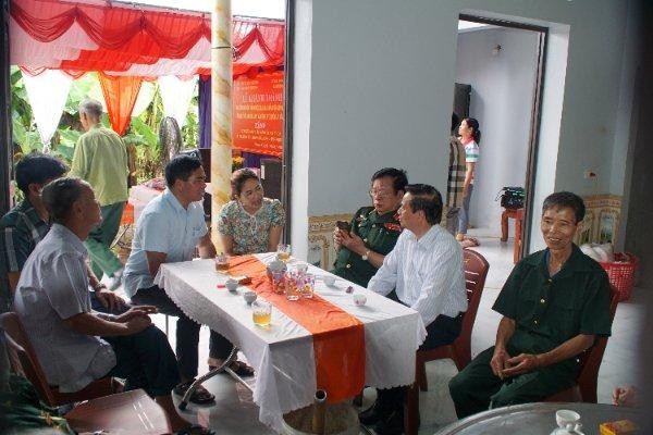 Ông Lê Doãn Hợp (áo trắng) chia vui với cựu chiến binh Nguyễn Kim Thoa Ông Lê Doãn Hợp (áo trắng) chia vui với cựu chiến binh Nguyễn Kim Thoa