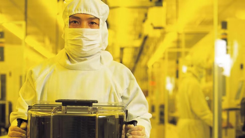 Một công nhân tại nhà máy sản xuất chip của TSMC ở Đài Loan (ảnh: TSMC) Một công nhân tại nhà máy sản xuất chip của TSMC ở Đài Loan (ảnh: TSMC)