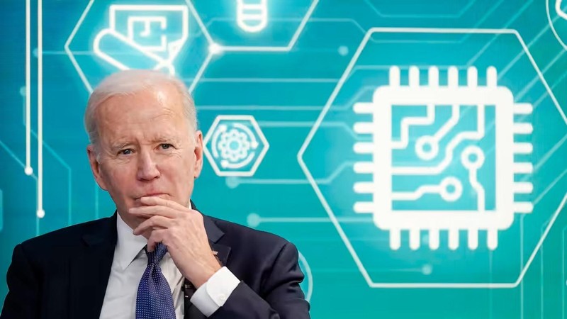 Tổng thống Joe Biden chuẩn bị ký ban hành Đạo luật "Khoa học và Chip" trị giá 280 tỉ USD, cung cấp hỗ trợ tài chính cho các công ty sản xuất chip đầu tư vào ngành công nghiệp bán dẫn Mỹ (ảnh: AP)