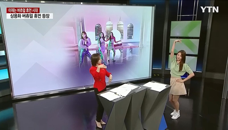 Jane (áo xanh) hướng dẫn vũ đạo cho MC