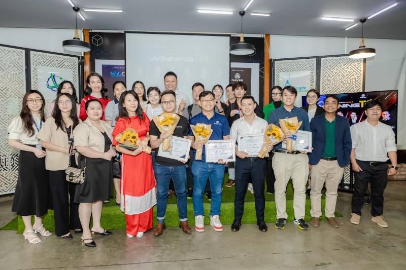 Các diễn giả chụp ảnh lưu niệm