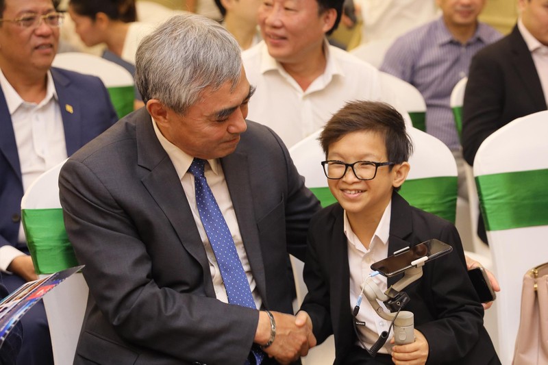 Ông Nguyễn Minh Hồng - Chủ tịch Hội Truyền thông số Việt Nam - trò chuyện với &quot;thầy giáo tí hon&quot; Nguyễn Văn Hùng - một thành viên Công ty Cổ phần NLS-DNXH