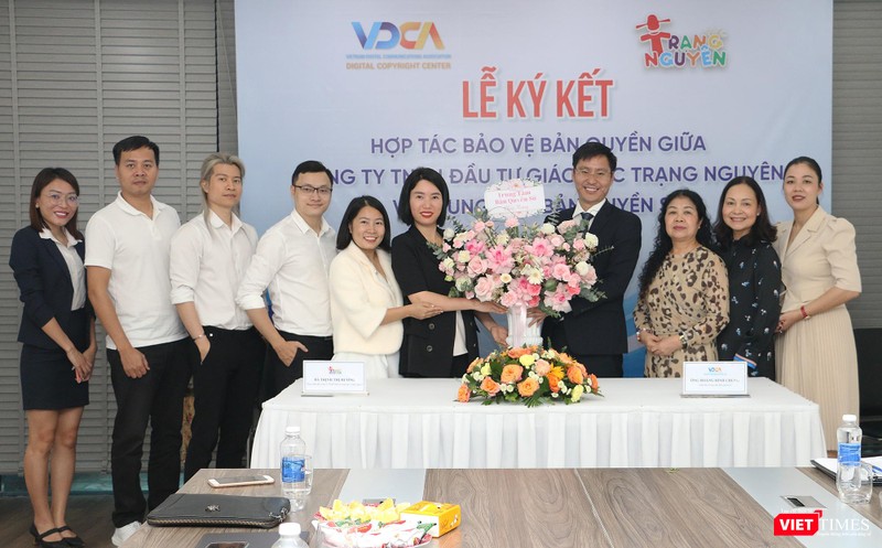 Đại diện Trung tâm Bản quyền số trao tặng lẵng hoa cho Công ty TNHH Đầu tư Giáo dục Trạng Nguyên Đại diện Trung tâm Bản quyền số trao tặng lẵng hoa cho Công ty TNHH Đầu tư Giáo dục Trạng Nguyên