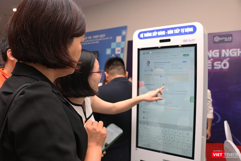 Hệ thống xếp hàng, đón tiếp tự động bệnh nhân