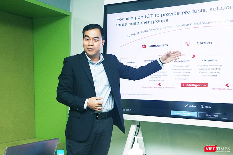 Ông Đặng Kim Long, Giám đốc đối ngoại Huawei giới thiệu các thành tựu của tập đoàn trong những năm qua