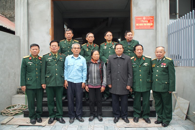 Các đơn vị tài trợ chụp ảnh lưu niệm với cựu chiến binh Đỗ Thế Mạnh