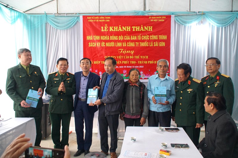 Tặng sách Ký ức người lính cho lãnh đạo xã và gia đình