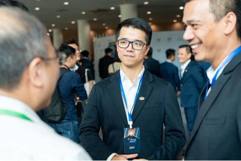 Ông Lê Hùng Cường, Phó Tổng Giám đốc FPT Digital, trao đổi với doanh nghiệp tại sự kiện Ông Lê Hùng Cường, Phó Tổng Giám đốc FPT Digital, trao đổi với doanh nghiệp tại sự kiện