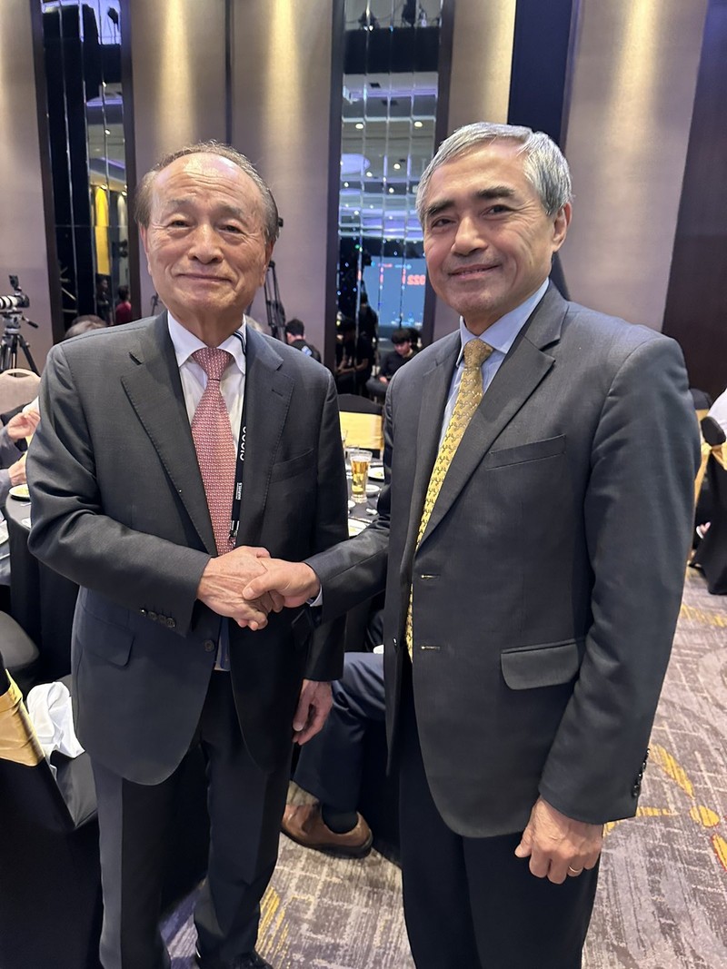 ông Oh Myoung - nguyên Phó Thủ tướng Hàn Quốc (bên trái) và ông Nguyễn Minh Hồng- Chủ tịch Hội Truyền thông số Việt Nam tại Hội nghị Thượng đỉnh Blockchain Việt - Hàn diễn ra ngày 23/12 tại TP.HCM