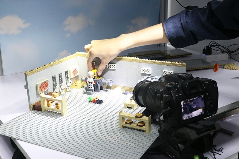 Dựng và quay phim bằng chất liệu Lego cũng là công nghệ làm phim Stop Motion đang được Sconnect áp dụng Dựng và quay phim bằng chất liệu Lego cũng là công nghệ làm phim Stop Motion đang được Sconnect áp dụng