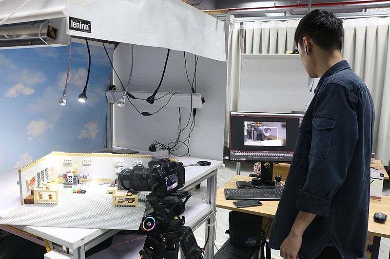 Đặc biệt những người hâm mộ Lego sẽ càng thích thú và mãn nhãn hơn thông qua các góc máy, góc quay đẹp mắt, những bối cảnh, đạo cụ được sáng tạo kỳ công bằng các khối Lego Đặc biệt những người hâm mộ Lego sẽ càng thích thú và mãn nhãn hơn thông qua các góc máy, góc quay đẹp mắt, những bối cảnh, đạo cụ được sáng tạo kỳ công bằng các khối Lego