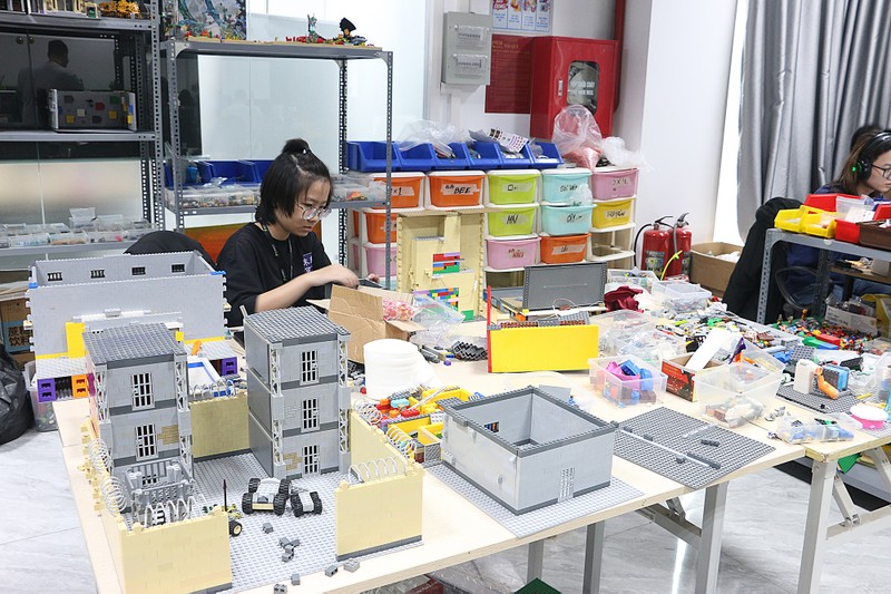 Các nhân viên tổ Lego là những bạn trẻ có niềm yêu thích, say mê và sáng tạo với xếp hình Lego Các nhân viên tổ Lego là những bạn trẻ có niềm yêu thích, say mê và sáng tạo với xếp hình Lego