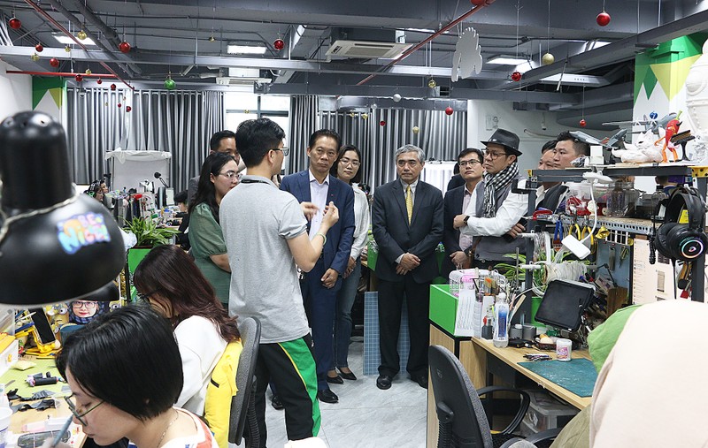 Chủ tịch Hội Truyền thông số Việt Nam, ông Nguyễn Minh Hồng (ở giữa), đang lắng nghe phần giới thiệu về các khâu sản xuất phim hoạt hình Chủ tịch Hội Truyền thông số Việt Nam, ông Nguyễn Minh Hồng (ở giữa), đang lắng nghe phần giới thiệu về các khâu sản xuất phim hoạt hình