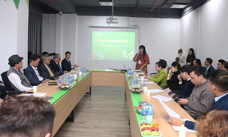 Đại diện truyền thông Sconnect giới thiệu với đoàn tham quan hệ sinh thái WOA của Sconnect Đại diện truyền thông Sconnect giới thiệu với đoàn tham quan hệ sinh thái WOA của Sconnect