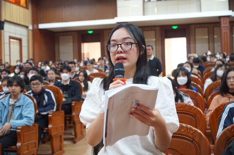 Sinh viên Nguyễn Minh Anh đặt câu hỏi về việc bỏ học đại học để đi làm