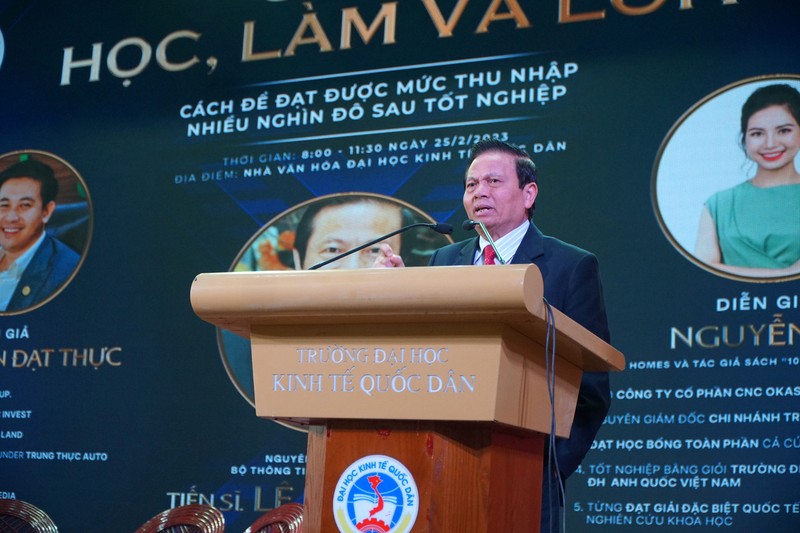 TS Lê Doãn Hợp chia sẻ kinh nghiệm với các sinh viên