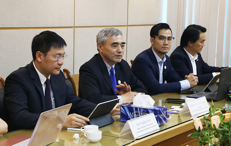 Ông Nguyễn Minh Hồng - Chủ tịch Hội Truyền thông số Việt Nam (ngồi giữa) phát biểu chào mừng đoàn công tác Thái Lan Ông Nguyễn Minh Hồng - Chủ tịch Hội Truyền thông số Việt Nam (ngồi giữa) phát biểu chào mừng đoàn công tác Thái Lan