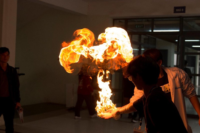 Người tham gia có cơ hội trực tiếp thử sức với các thí nghiệm, thông qua đó tìm hiểu thêm những kiến thức khoa học bổ ích Người tham gia có cơ hội trực tiếp thử sức với các thí nghiệm, thông qua đó tìm hiểu thêm những kiến thức khoa học bổ ích