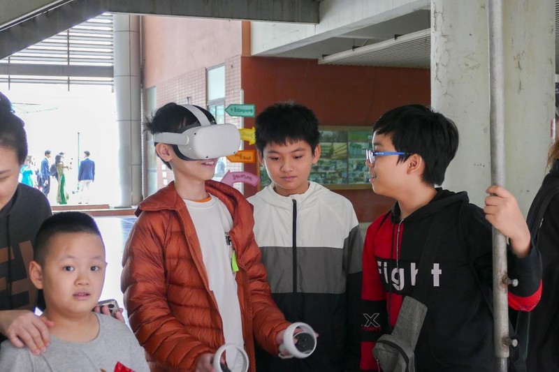 Người tham gia có cơ hội trực tiếp thử sức với các thí nghiệm, thông qua đó tìm hiểu thêm những kiến thức khoa học bổ ích