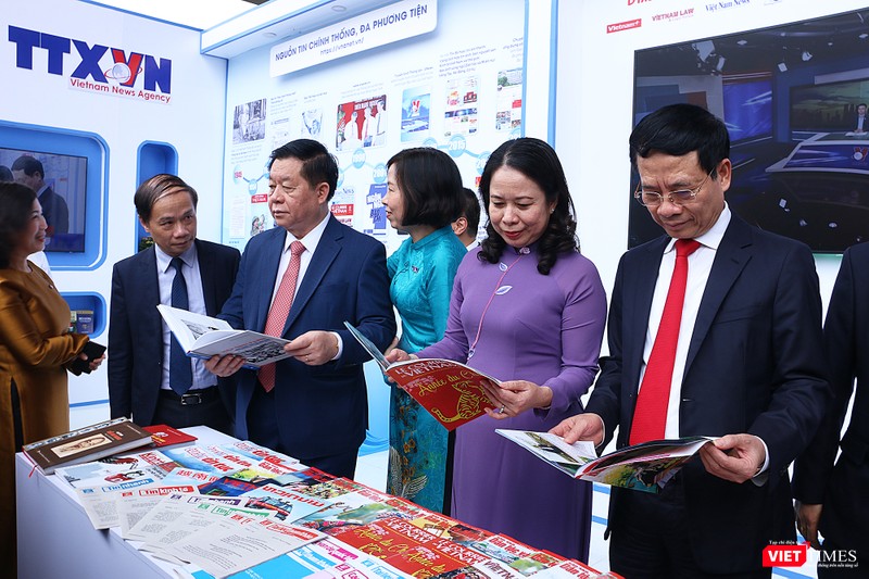 Lãnh đạo Đảng và Nhà nước thăm gian triển lãm của Thông tấn xã Việt Nam