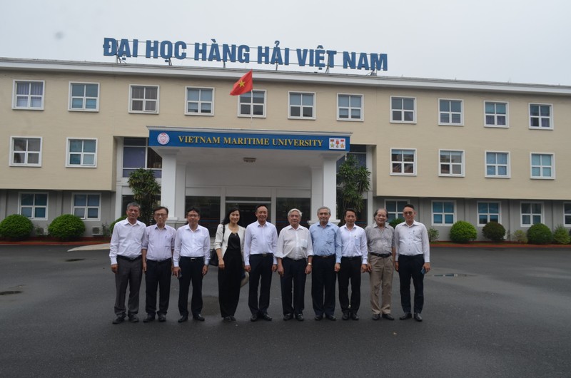 Đoàn công tác của Hội Tự động hóa chụp ảnh lưu niệm với lãnh đạo TP Hải Phòng, lãnh đạo Sở KH&amp;CN Hải Phòng và Đại học Hàng hải (ảnh: Bảo Hà)