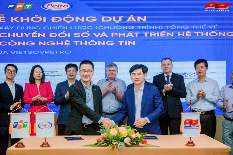 Ông Trần Quốc Thắng – Phó TGĐ KHCN Vietsovpetro, đại diện Liên doanh Việt - Nga Vietsovpetro và Ông Trần Huy Bảo Giang – Tổng giám đốc FPT Digital, đại diện liên danh Nhà thầu FPT - Petro South cùng ký tên lê