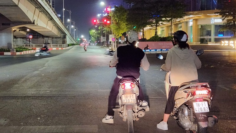 Gầm cầu vượt Nguyễn Chí Thanh rẽ Đào Tấn, người dân phải chờ đèn đỏ hơn 80 giây trong khi chiều di chuyển cắt ngang hầu như không có người qua lại