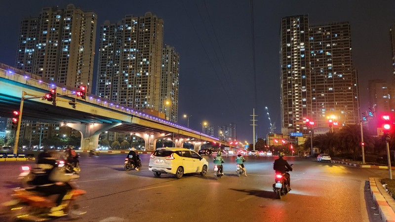 Các phương tiện chờ đèn đỏ tại đường Phạm Hùng hướng đi Khuất Duy Tiến