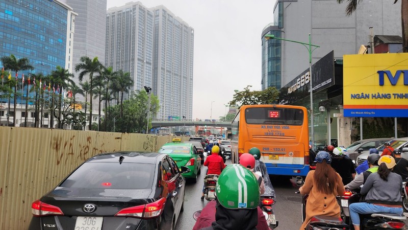 Tắc nghẽn tại nút giao Cầu Giấy - Kim Mã