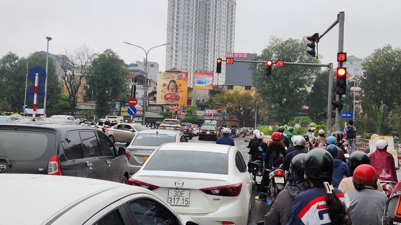 Hai hệ thống đèn tín hiệu chỉ cách nhau chưa đầy 100 mét