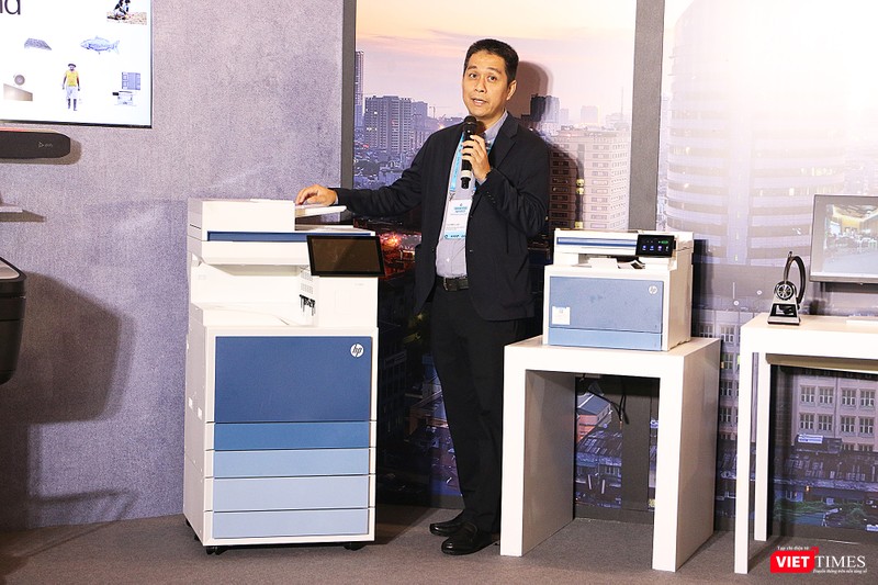 Ông Cao Minh Luân, Giám đốc sản phẩm vật tư ngành in - HP Việt Nam và Thị trường mới nổi châu Á, giới thiệu mẫu máy in đa chức năng HP LaserJet Managed MFP E800 (bên trái khung hình) Ông Cao Minh Luân, Giám đốc sản phẩm vật tư ngành in - HP Việt Nam và Thị trường mới nổi châu Á, giới thiệu mẫu máy in đa chức năng HP LaserJet Managed MFP E800 (bên trái khung hình)