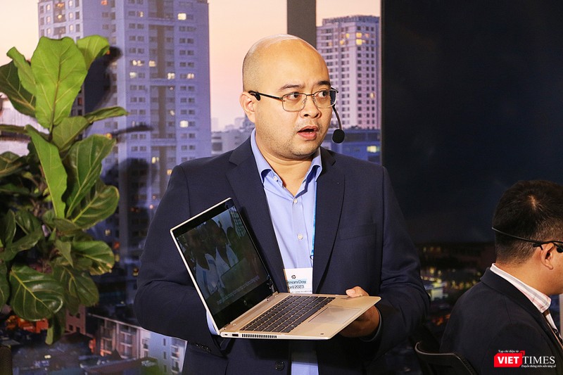 Ông Hoàng Tuấn Hải - Giám đốc sản phẩm máy tính doanh nghiệp giới thiệu một mẫu laptop năm 2023 của HP Ông Hoàng Tuấn Hải - Giám đốc sản phẩm máy tính doanh nghiệp giới thiệu một mẫu laptop năm 2023 của HP