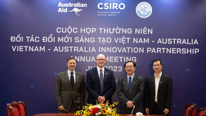 Ông Andrew Goledzinowski - Đại sứ Australia tại Việt Nam, ông Jonathan Law - Giám đốc Điều hành phụ trách Tăng trưởng và Chiến lược của CSIRO, ông Huỳnh Thành Đạt - Bộ trưởng Bộ Khoa học Công nghệ, và Thứ trưởng Bộ KH&CN Bùi Thế Duy tại sự kiện