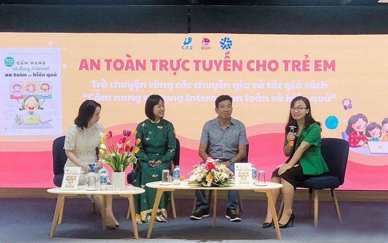 Các diễn giả trong phần giao lưu tại toạ đàm