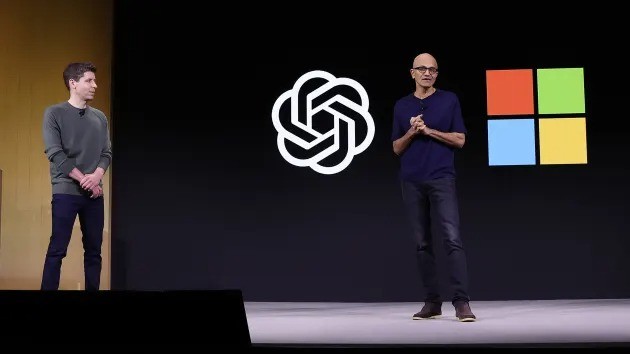 Ông Altman (trái) và ông Nadella tại sự kiện OpenAI DevDay, tổ chức hôm 6 tháng 11 năm 2023 tại San Francisco (ảnh Getty Images)