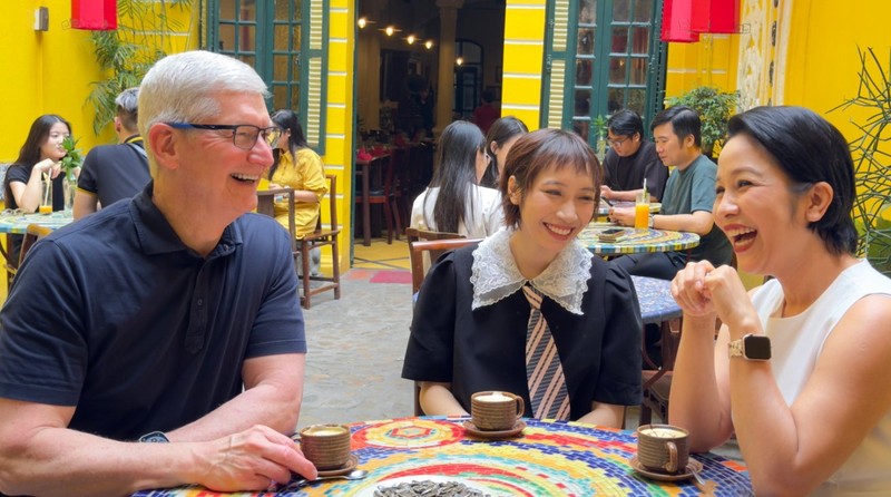 Ông Tim Cook ăn sáng với ca sĩ Mỹ Linh và Mỹ Anh