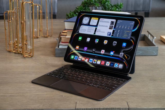 iPad Pro M4 cùng bàn phím Magic Keyboard mới (Ảnh: Engadget)