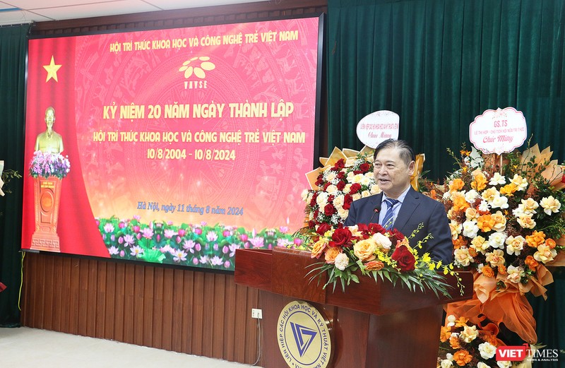 Ông Phan Xuân Dũng chúc mừng các thành quả mà VAYSE đã đạt được trong 20 năm qua vt_phan xuan dung vusta.jpg