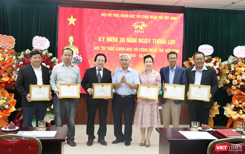Ban lãnh đạo VAYSE nhận bằng khen vt_trao thuong ca nhan VAYSE.jpg