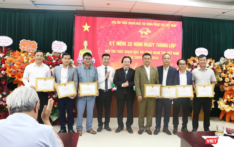 Ông Nguyễn Quyết Chiến - Tổng thư ký VUSTA trao bằng khen cho các cá nhân và tập thể xuất sắc của VAYSE vt_vusta trao bang khen.jpg