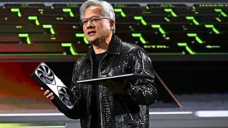 Ông Jensen Huang giới thiệu dòng chip đồ họa Blackwell GeForce RTX 50 Series và laptop RTX 5000 tại triển lãm CES hôm 6/1. Ảnh: Getty Images