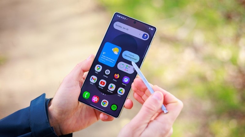 Bút Spen trên Galaxy S26 Ultra có thể bị loại bỏ để nhường chỗ cho viên pin lớn hơn. Ảnh minh họa: Phone Arena Spen.jpg