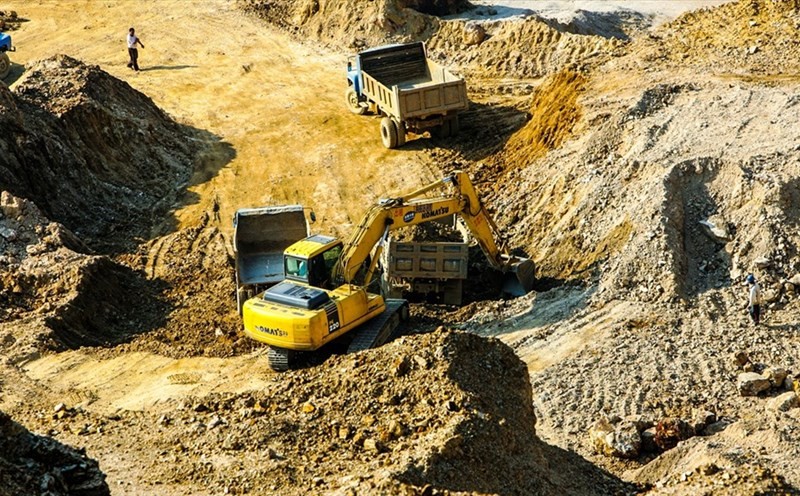 Hoạt động khai thác tại mỏ đất hiếm lớn nhất thế giới tại Bayan Obo, Nội Mông, Trung Quốc. Trung-Quoc khai thac dat hiem.jpeg