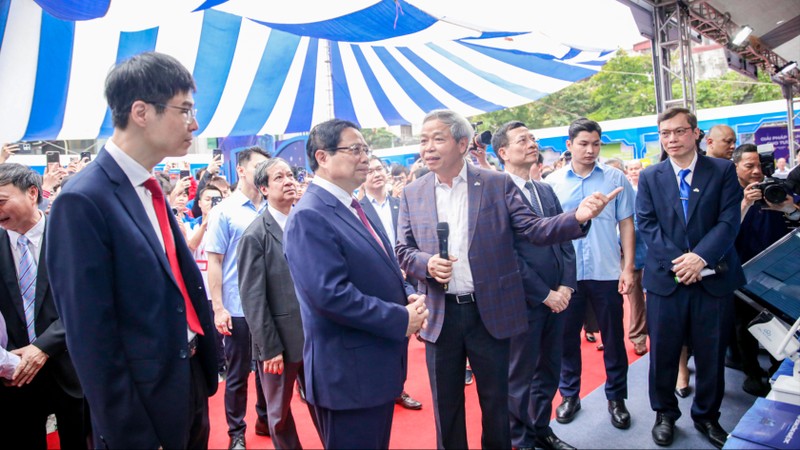 Thủ tướng ấn tượng với các sản phẩm trong hệ sinh thái C.OpenAI của Tập đoàn CMC. Ảnh 4.jpg