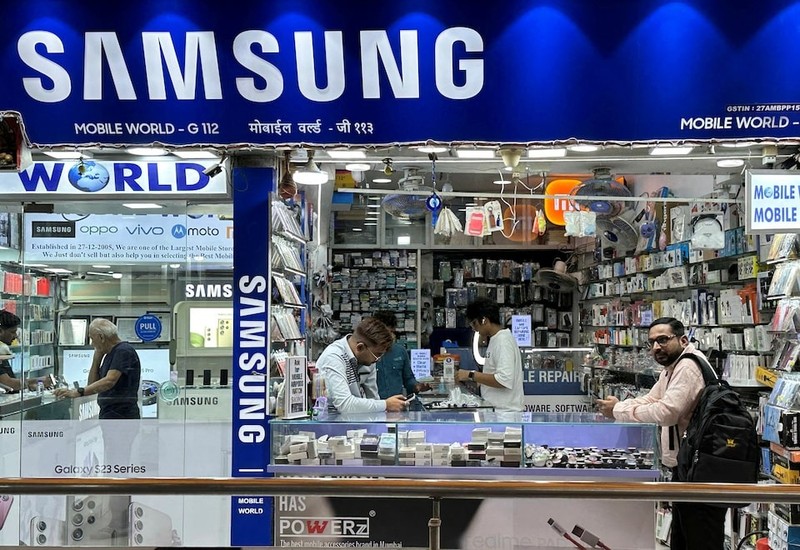 Một cửa hàng bán điện thoại Samsung ở Mumbai, Ấn Độ. Ảnh: Reuters cua hang ban dien thoai Samsung o An Do - Reuters.jpg