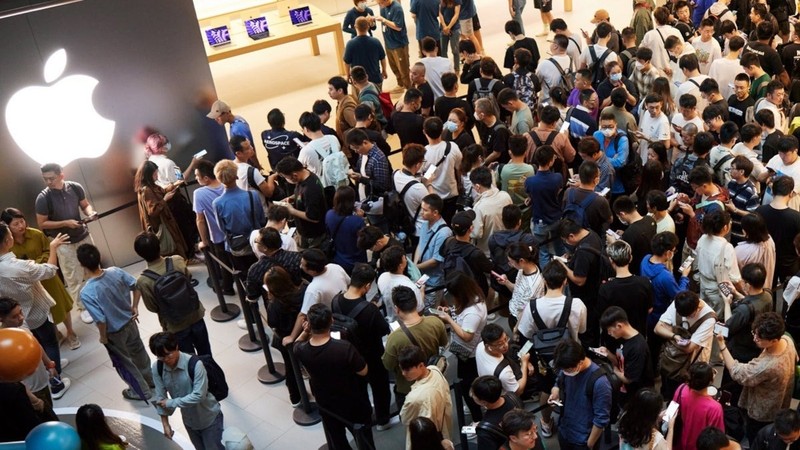 Giới trẻ xếp hàng mua iPhone. Ảnh: Phone Arena xep hang mua iPhone - Phone Arena.jpg