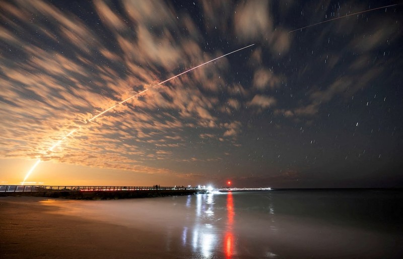 Tên lửa SpaceX Falcon 9 mang theo vệ tinh Starlink sau khi phóng từ Cape Canaveral, Florida. Ảnh: Reuters Tên lửa SpaceX Falcon 9.jpg